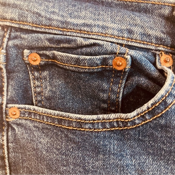 LEVI’S Sz 31 Wedgie Straight Mid-Wash Torn Knee  Button Fly Raw Hem Jeans - Picture 6 of 9